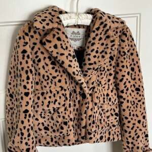 Esley Women’s cropped leopard print faux fur jacket